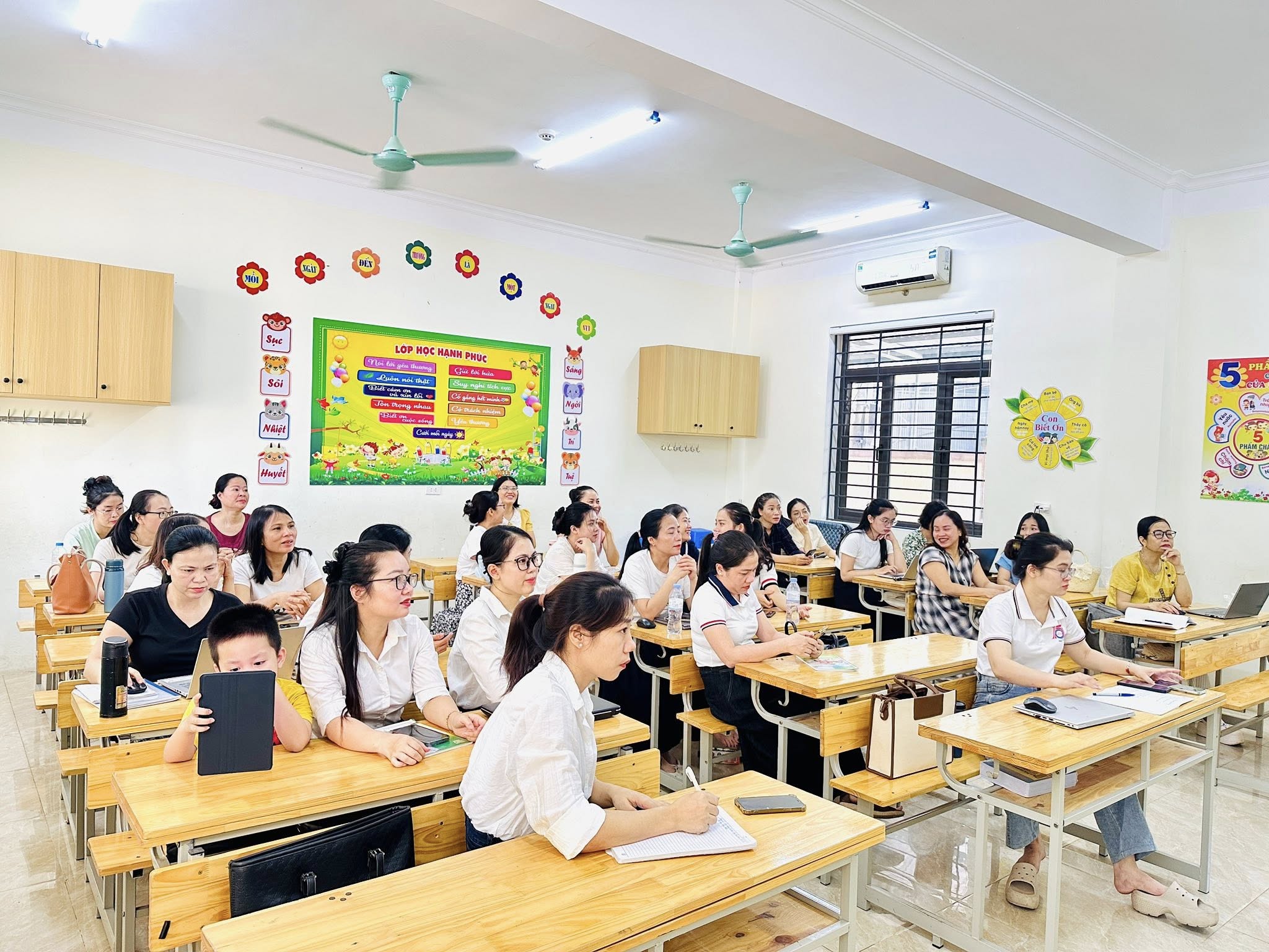 TINH THẦN CHÀO MỪNG NĂM HỌC MỚI 2025 – 2026 CỦA CÁN BỘ, GIÁO VIÊN, NHÂN VIÊN TRƯỜNG TH ĐỘI CUNG