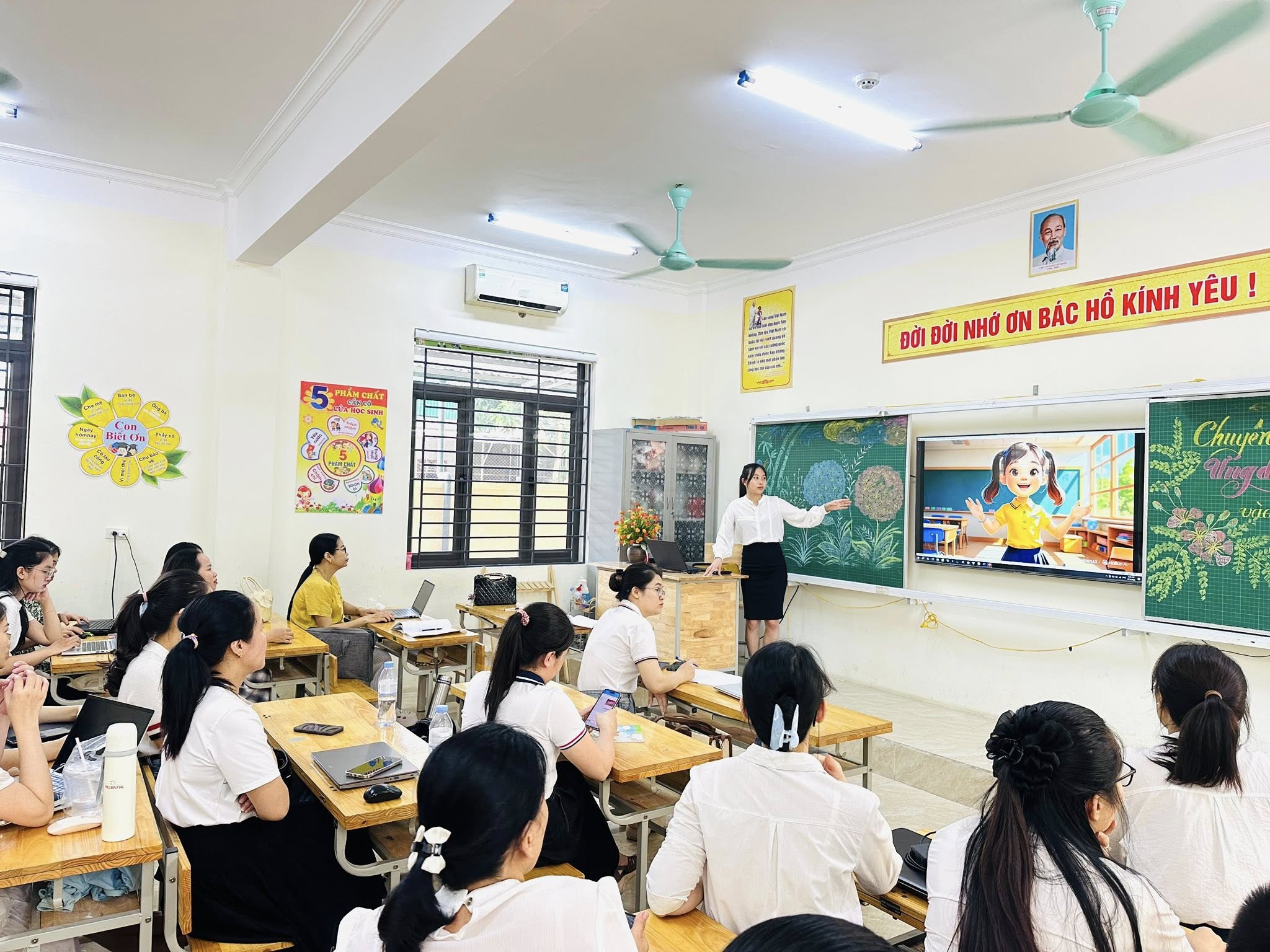 TINH THẦN CHÀO MỪNG NĂM HỌC MỚI 2025 – 2026 CỦA CÁN BỘ, GIÁO VIÊN, NHÂN VIÊN TRƯỜNG TH ĐỘI CUNG