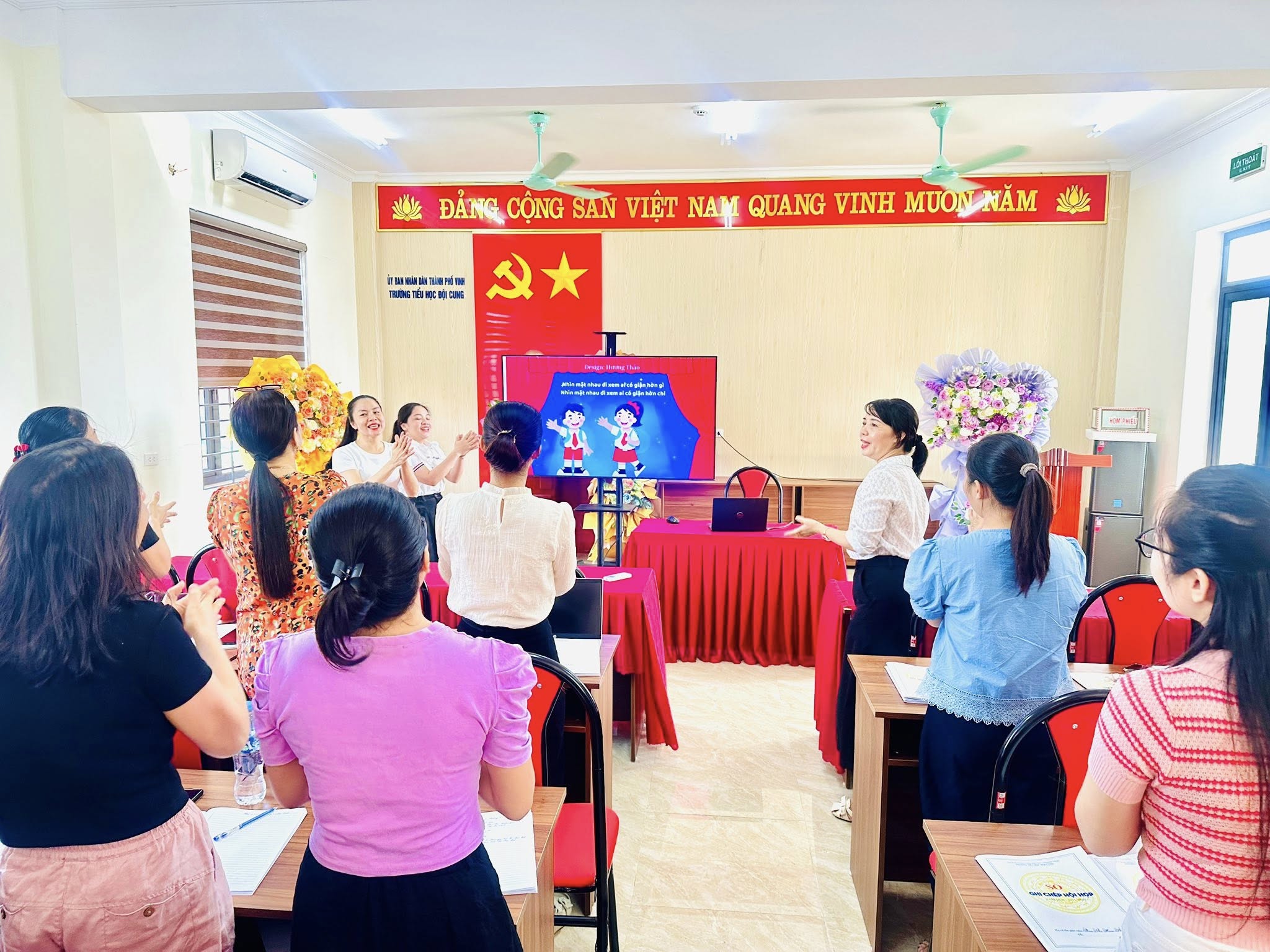 TINH THẦN CHÀO MỪNG NĂM HỌC MỚI 2025 – 2026 CỦA CÁN BỘ, GIÁO VIÊN, NHÂN VIÊN TRƯỜNG TH ĐỘI CUNG