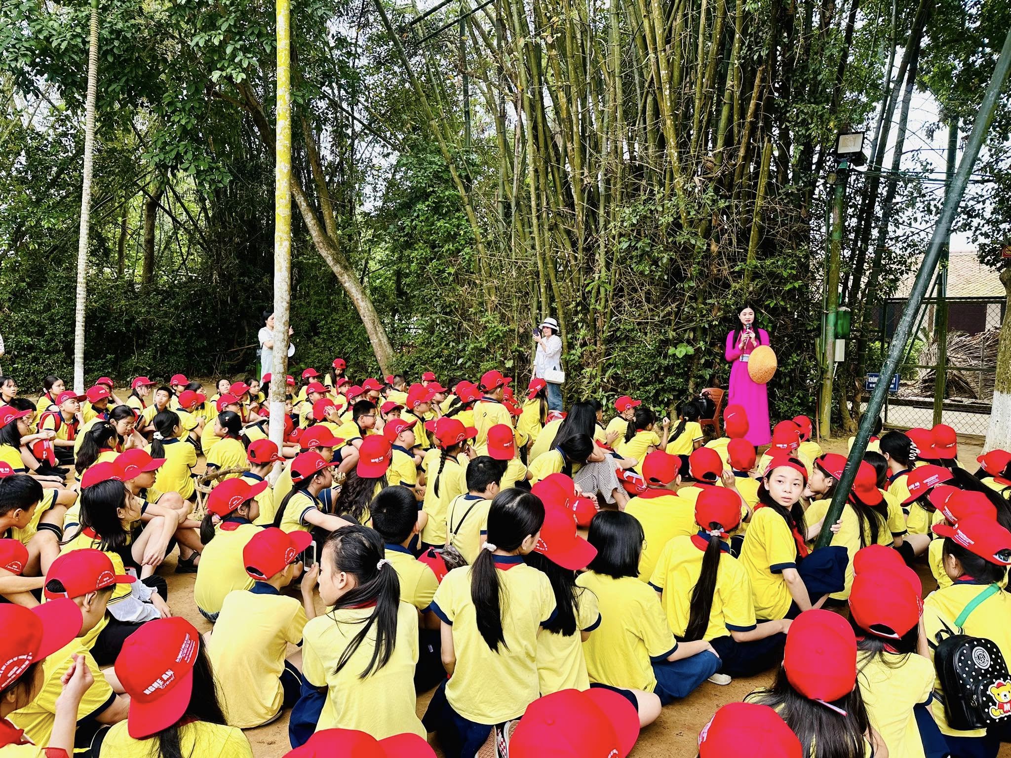 TRƯỜNG TIỂU HỌC ĐỘI CUNG ĐÃ TỔ CHỨC CHUYẾN THAM QUAN ĐẦY Ý NGHĨA CHO CÁC EM HỌC SINH LỚP 4, 5, ĐƯA CÁC EM ĐẾN QUÊ HƯƠNG HỒ CHỦ TỊCH VÀ TRẢI NGHIỆM VĂN HÓA TẠI LÀNG GỐM TRÙ SƠN, ĐÔ LƯƠNG, NHẰM KHƠI DẬY LÒNG TỰ HÀO DÂN TỘC VÀ SỰ YÊU THÍCH KHÁM PHÁ DI SẢN.