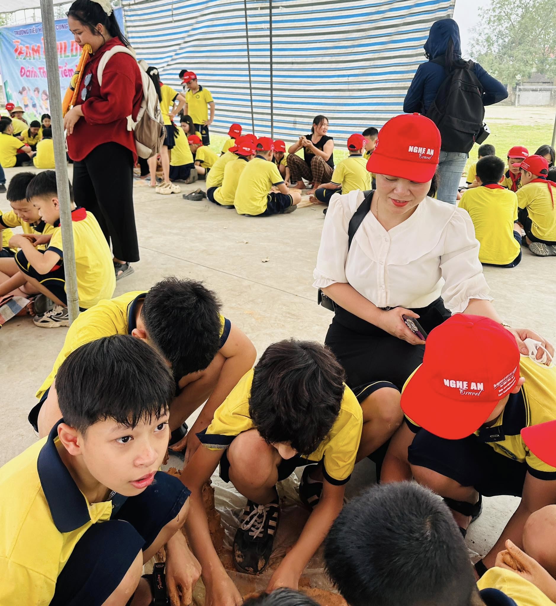 TRƯỜNG TIỂU HỌC ĐỘI CUNG ĐÃ TỔ CHỨC CHUYẾN THAM QUAN ĐẦY Ý NGHĨA CHO CÁC EM HỌC SINH LỚP 4, 5, ĐƯA CÁC EM ĐẾN QUÊ HƯƠNG HỒ CHỦ TỊCH VÀ TRẢI NGHIỆM VĂN HÓA TẠI LÀNG GỐM TRÙ SƠN, ĐÔ LƯƠNG, NHẰM KHƠI DẬY LÒNG TỰ HÀO DÂN TỘC VÀ SỰ YÊU THÍCH KHÁM PHÁ DI SẢN.