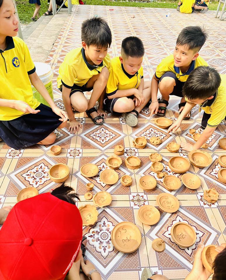 TRƯỜNG TIỂU HỌC ĐỘI CUNG ĐÃ TỔ CHỨC CHUYẾN THAM QUAN ĐẦY Ý NGHĨA CHO CÁC EM HỌC SINH LỚP 4, 5, ĐƯA CÁC EM ĐẾN QUÊ HƯƠNG HỒ CHỦ TỊCH VÀ TRẢI NGHIỆM VĂN HÓA TẠI LÀNG GỐM TRÙ SƠN, ĐÔ LƯƠNG, NHẰM KHƠI DẬY LÒNG TỰ HÀO DÂN TỘC VÀ SỰ YÊU THÍCH KHÁM PHÁ DI SẢN.