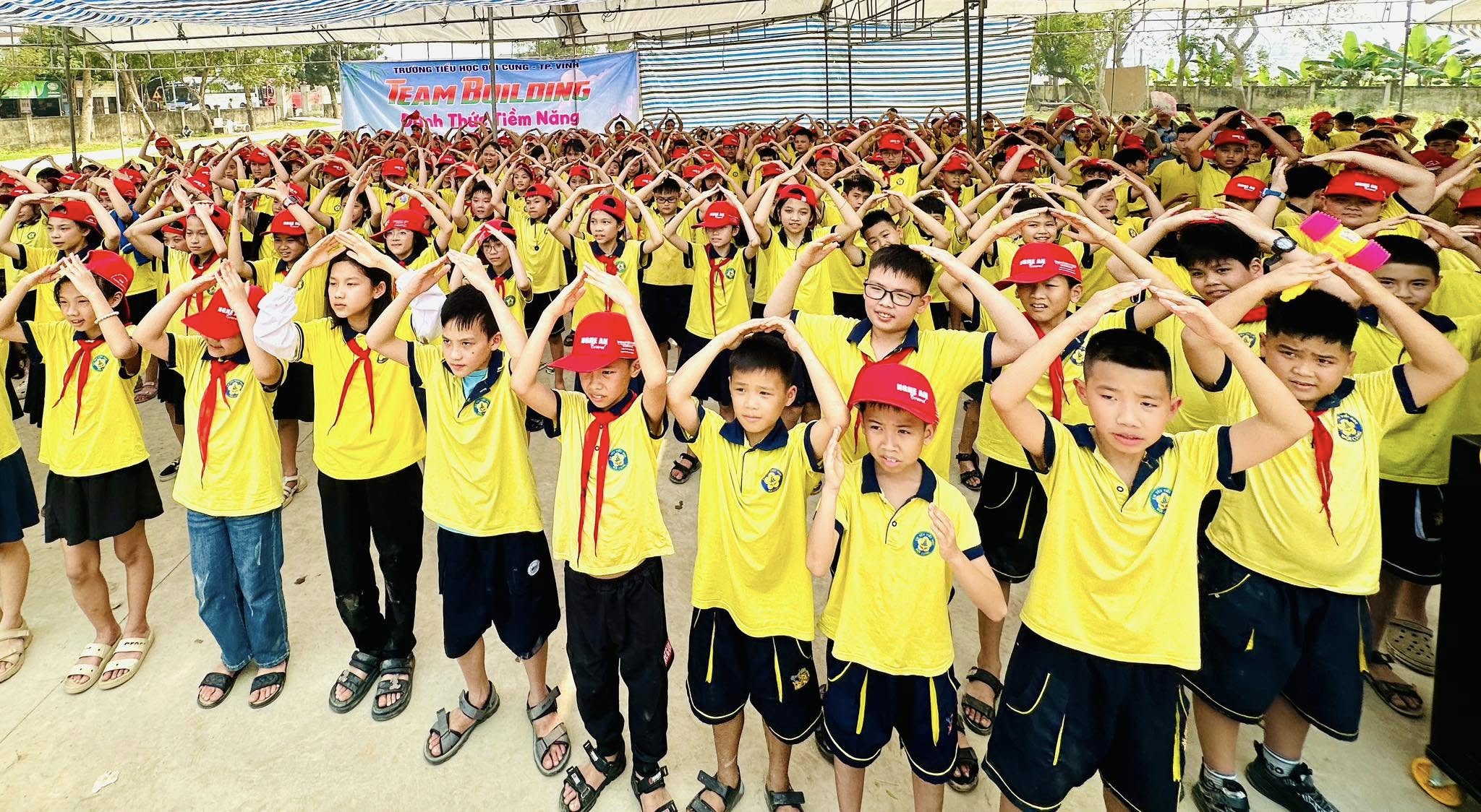 TRƯỜNG TIỂU HỌC ĐỘI CUNG ĐÃ TỔ CHỨC CHUYẾN THAM QUAN ĐẦY Ý NGHĨA CHO CÁC EM HỌC SINH LỚP 4, 5, ĐƯA CÁC EM ĐẾN QUÊ HƯƠNG HỒ CHỦ TỊCH VÀ TRẢI NGHIỆM VĂN HÓA TẠI LÀNG GỐM TRÙ SƠN, ĐÔ LƯƠNG, NHẰM KHƠI DẬY LÒNG TỰ HÀO DÂN TỘC VÀ SỰ YÊU THÍCH KHÁM PHÁ DI SẢN.