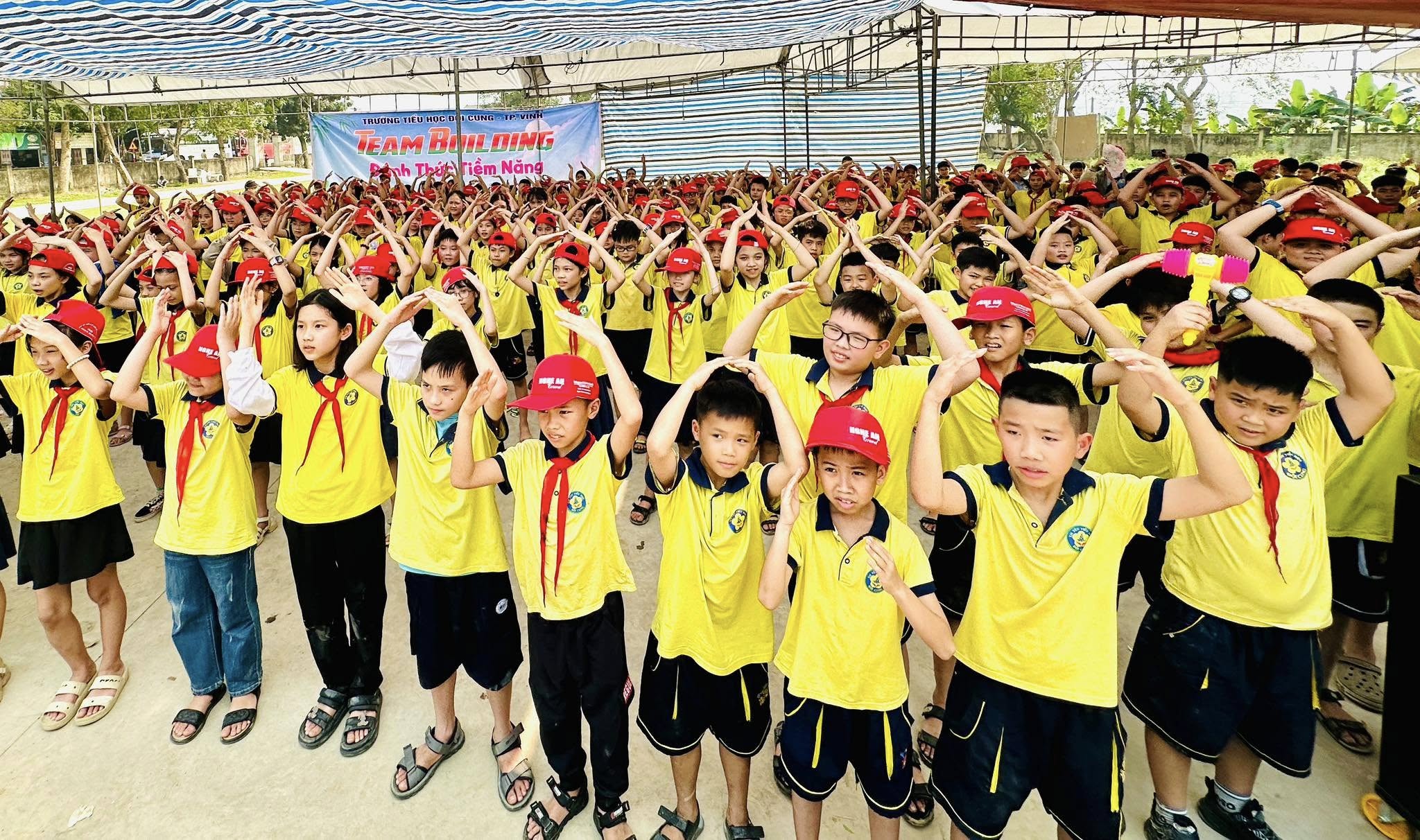 TRƯỜNG TIỂU HỌC ĐỘI CUNG ĐÃ TỔ CHỨC CHUYẾN THAM QUAN ĐẦY Ý NGHĨA CHO CÁC EM HỌC SINH LỚP 4, 5, ĐƯA CÁC EM ĐẾN QUÊ HƯƠNG HỒ CHỦ TỊCH VÀ TRẢI NGHIỆM VĂN HÓA TẠI LÀNG GỐM TRÙ SƠN, ĐÔ LƯƠNG, NHẰM KHƠI DẬY LÒNG TỰ HÀO DÂN TỘC VÀ SỰ YÊU THÍCH KHÁM PHÁ DI SẢN.