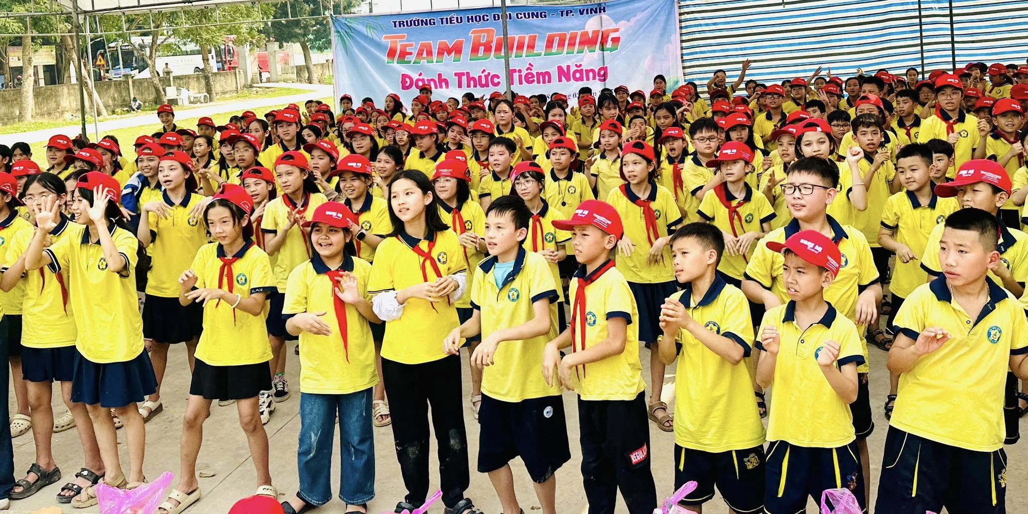 TRƯỜNG TIỂU HỌC ĐỘI CUNG ĐÃ TỔ CHỨC CHUYẾN THAM QUAN ĐẦY Ý NGHĨA CHO CÁC EM HỌC SINH LỚP 4, 5, ĐƯA CÁC EM ĐẾN QUÊ HƯƠNG HỒ CHỦ TỊCH VÀ TRẢI NGHIỆM VĂN HÓA TẠI LÀNG GỐM TRÙ SƠN, ĐÔ LƯƠNG, NHẰM KHƠI DẬY LÒNG TỰ HÀO DÂN TỘC VÀ SỰ YÊU THÍCH KHÁM PHÁ DI SẢN.