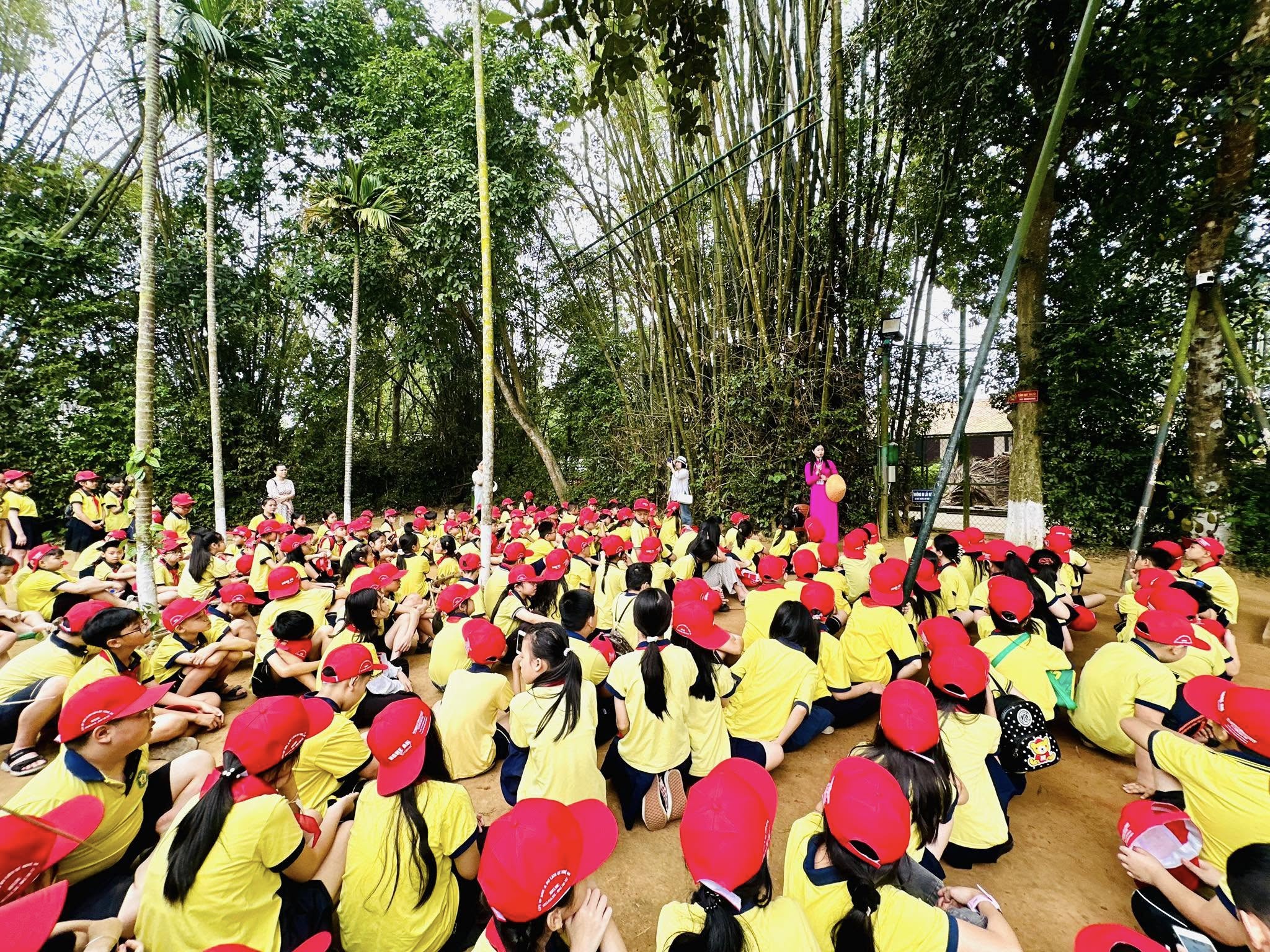 TRƯỜNG TIỂU HỌC ĐỘI CUNG ĐÃ TỔ CHỨC CHUYẾN THAM QUAN ĐẦY Ý NGHĨA CHO CÁC EM HỌC SINH LỚP 4, 5, ĐƯA CÁC EM ĐẾN QUÊ HƯƠNG HỒ CHỦ TỊCH VÀ TRẢI NGHIỆM VĂN HÓA TẠI LÀNG GỐM TRÙ SƠN, ĐÔ LƯƠNG, NHẰM KHƠI DẬY LÒNG TỰ HÀO DÂN TỘC VÀ SỰ YÊU THÍCH KHÁM PHÁ DI SẢN.