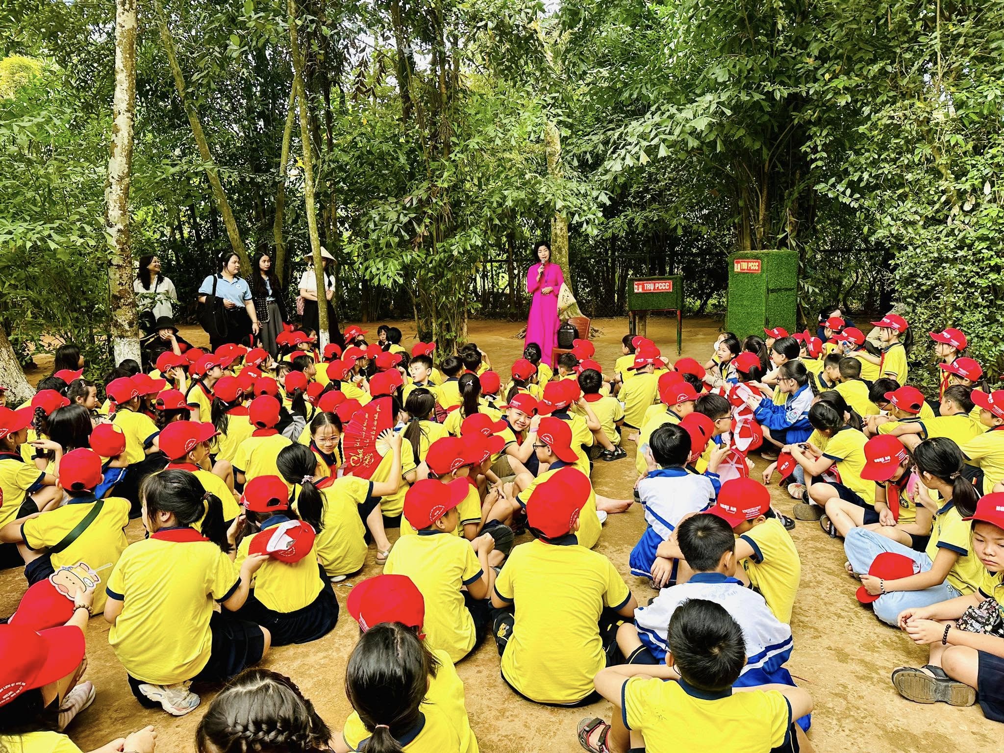 TRƯỜNG TIỂU HỌC ĐỘI CUNG ĐÃ TỔ CHỨC CHUYẾN THAM QUAN ĐẦY Ý NGHĨA CHO CÁC EM HỌC SINH LỚP 4, 5, ĐƯA CÁC EM ĐẾN QUÊ HƯƠNG HỒ CHỦ TỊCH VÀ TRẢI NGHIỆM VĂN HÓA TẠI LÀNG GỐM TRÙ SƠN, ĐÔ LƯƠNG, NHẰM KHƠI DẬY LÒNG TỰ HÀO DÂN TỘC VÀ SỰ YÊU THÍCH KHÁM PHÁ DI SẢN.