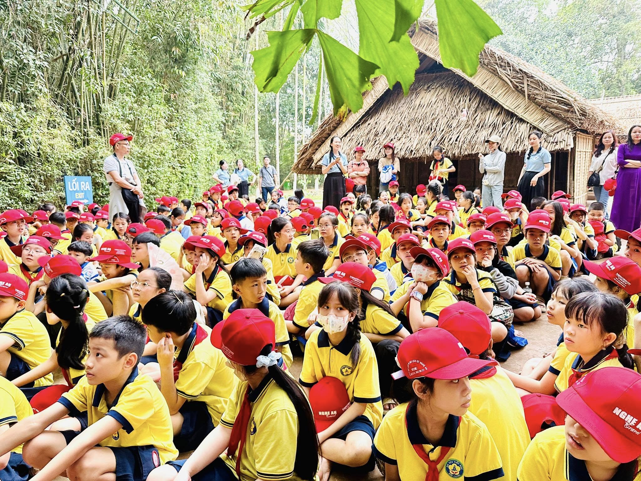 TRƯỜNG TIỂU HỌC ĐỘI CUNG ĐÃ TỔ CHỨC CHUYẾN THAM QUAN ĐẦY Ý NGHĨA CHO CÁC EM HỌC SINH LỚP 4, 5, ĐƯA CÁC EM ĐẾN QUÊ HƯƠNG HỒ CHỦ TỊCH VÀ TRẢI NGHIỆM VĂN HÓA TẠI LÀNG GỐM TRÙ SƠN, ĐÔ LƯƠNG, NHẰM KHƠI DẬY LÒNG TỰ HÀO DÂN TỘC VÀ SỰ YÊU THÍCH KHÁM PHÁ DI SẢN.