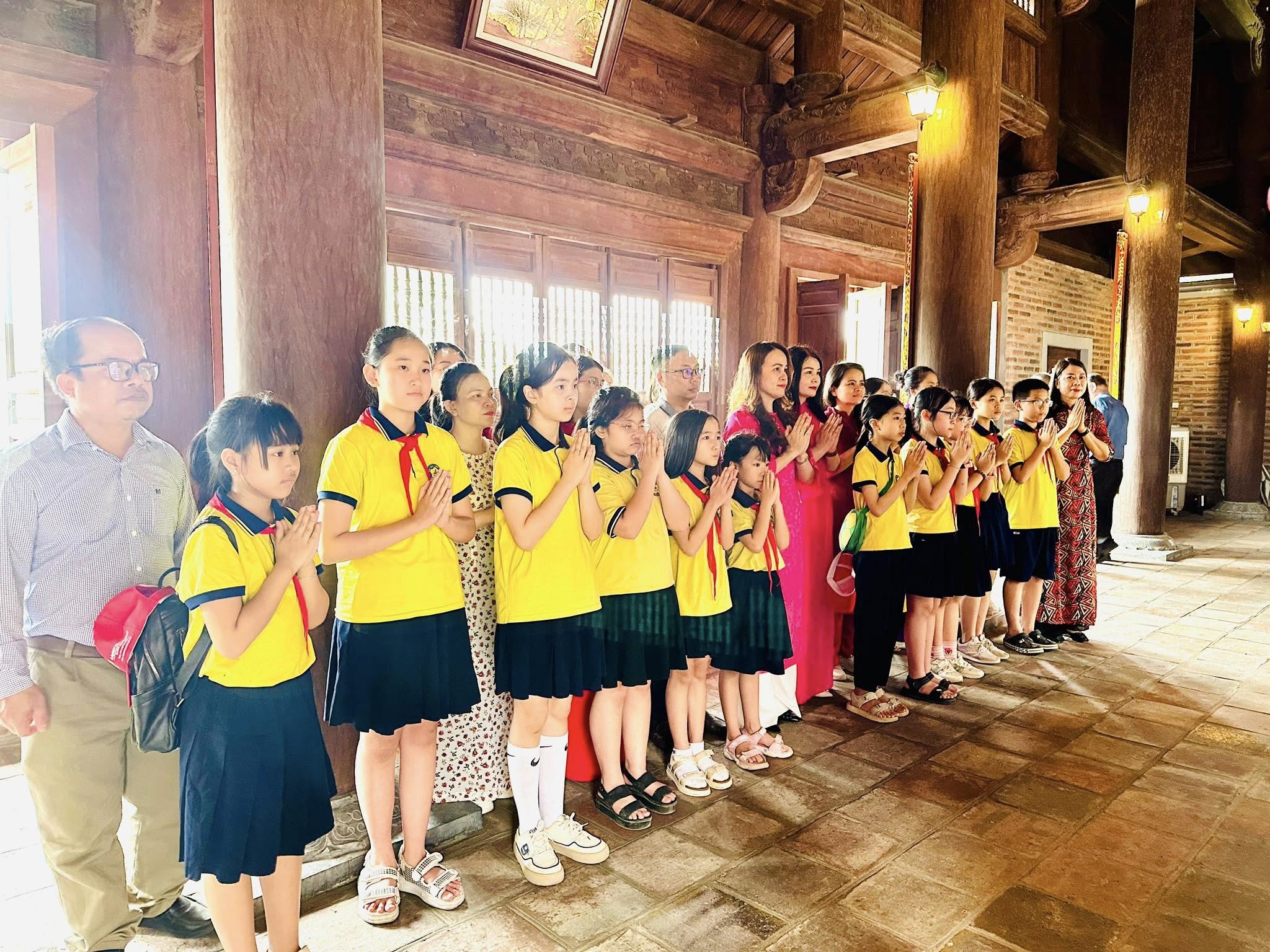 TRƯỜNG TIỂU HỌC ĐỘI CUNG ĐÃ TỔ CHỨC CHUYẾN THAM QUAN ĐẦY Ý NGHĨA CHO CÁC EM HỌC SINH LỚP 4, 5, ĐƯA CÁC EM ĐẾN QUÊ HƯƠNG HỒ CHỦ TỊCH VÀ TRẢI NGHIỆM VĂN HÓA TẠI LÀNG GỐM TRÙ SƠN, ĐÔ LƯƠNG, NHẰM KHƠI DẬY LÒNG TỰ HÀO DÂN TỘC VÀ SỰ YÊU THÍCH KHÁM PHÁ DI SẢN.