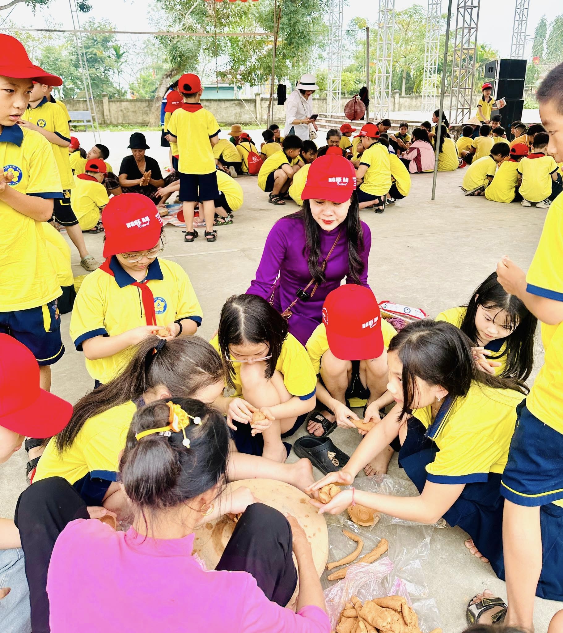 TRƯỜNG TIỂU HỌC ĐỘI CUNG ĐÃ TỔ CHỨC CHUYẾN THAM QUAN ĐẦY Ý NGHĨA CHO CÁC EM HỌC SINH LỚP 4, 5, ĐƯA CÁC EM ĐẾN QUÊ HƯƠNG HỒ CHỦ TỊCH VÀ TRẢI NGHIỆM VĂN HÓA TẠI LÀNG GỐM TRÙ SƠN, ĐÔ LƯƠNG, NHẰM KHƠI DẬY LÒNG TỰ HÀO DÂN TỘC VÀ SỰ YÊU THÍCH KHÁM PHÁ DI SẢN.