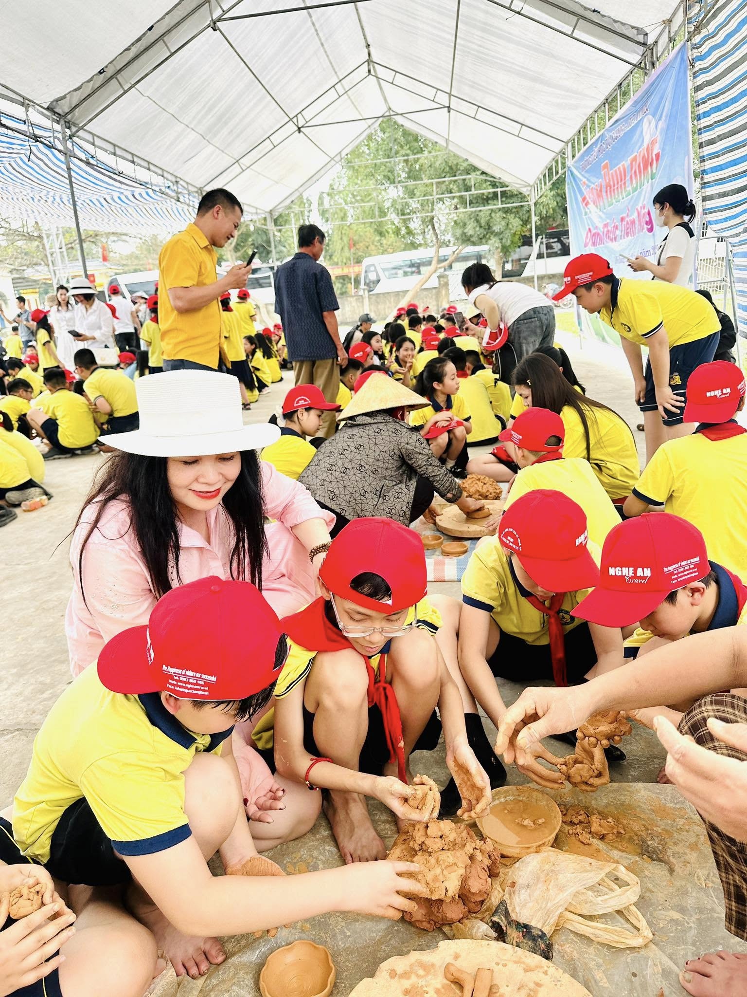 TRƯỜNG TIỂU HỌC ĐỘI CUNG ĐÃ TỔ CHỨC CHUYẾN THAM QUAN ĐẦY Ý NGHĨA CHO CÁC EM HỌC SINH LỚP 4, 5, ĐƯA CÁC EM ĐẾN QUÊ HƯƠNG HỒ CHỦ TỊCH VÀ TRẢI NGHIỆM VĂN HÓA TẠI LÀNG GỐM TRÙ SƠN, ĐÔ LƯƠNG, NHẰM KHƠI DẬY LÒNG TỰ HÀO DÂN TỘC VÀ SỰ YÊU THÍCH KHÁM PHÁ DI SẢN.