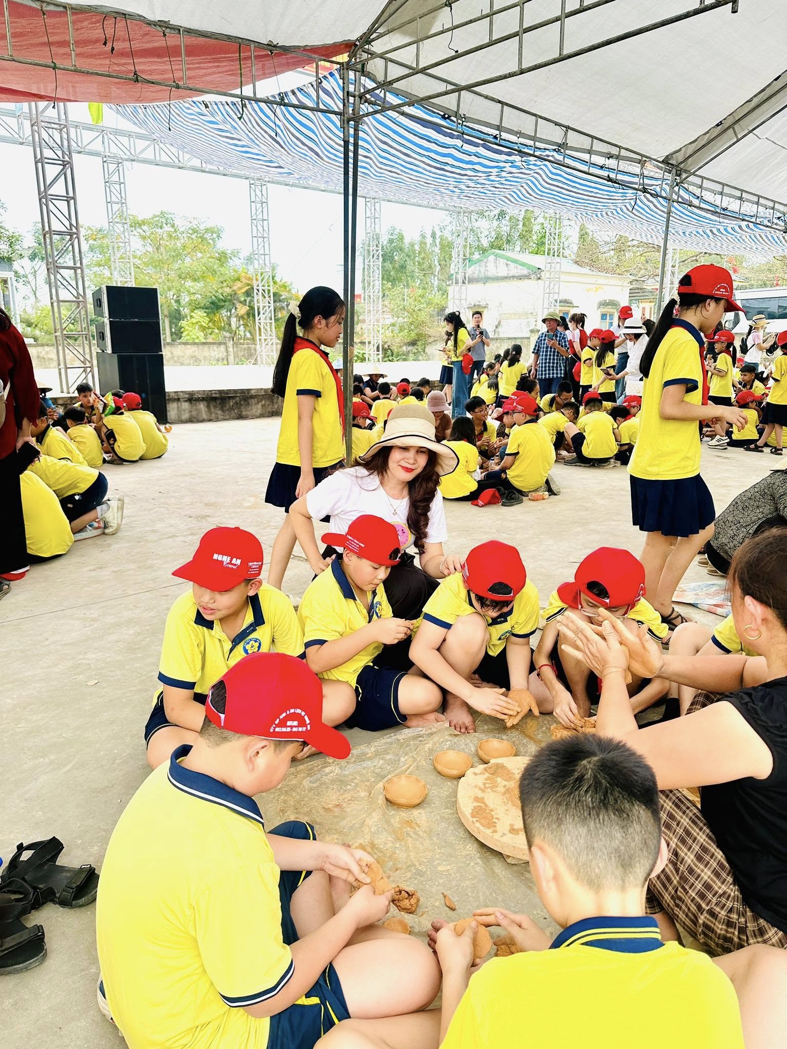 TRƯỜNG TIỂU HỌC ĐỘI CUNG ĐÃ TỔ CHỨC CHUYẾN THAM QUAN ĐẦY Ý NGHĨA CHO CÁC EM HỌC SINH LỚP 4, 5, ĐƯA CÁC EM ĐẾN QUÊ HƯƠNG HỒ CHỦ TỊCH VÀ TRẢI NGHIỆM VĂN HÓA TẠI LÀNG GỐM TRÙ SƠN, ĐÔ LƯƠNG, NHẰM KHƠI DẬY LÒNG TỰ HÀO DÂN TỘC VÀ SỰ YÊU THÍCH KHÁM PHÁ DI SẢN.